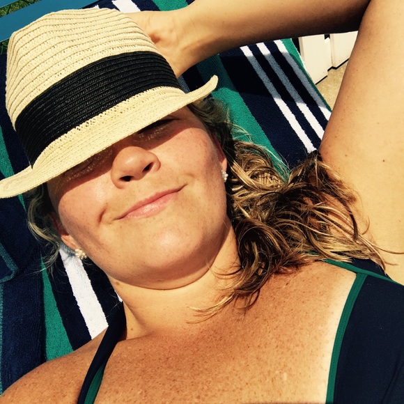 Meet your Posher, Stephanie - Picture 2 of 3